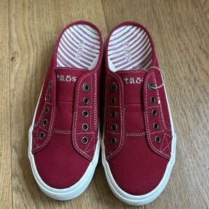Women’s 7 color is maroon, like new